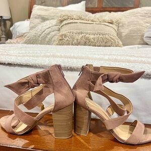 Women's Bow-Tie Block Heel Sandals - Brown